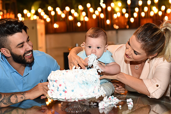 Andressa Suita e Gusttavo Lima com seu filho em chá de revelação