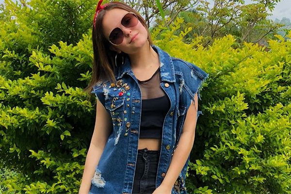 Larissa Manoela posta foto estilosa no Instagram