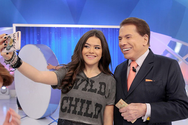 Maisa e Silvio Santos fazendo uma selfie