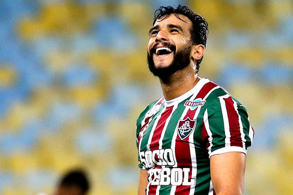 Henrique ri de lance com a camisa do Fluminense