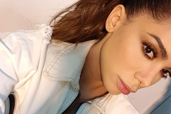 Anitta olhando para frente. Foto do instagram da cantora de funk