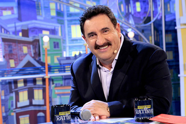 O apresentador Ratinho posa para foto no cenário de seu programa