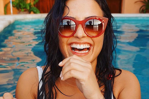 demi lovato aparece sorrindo de óculos escuros