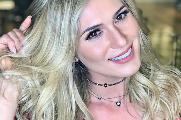 Lívia Andrade sorrindo para foto