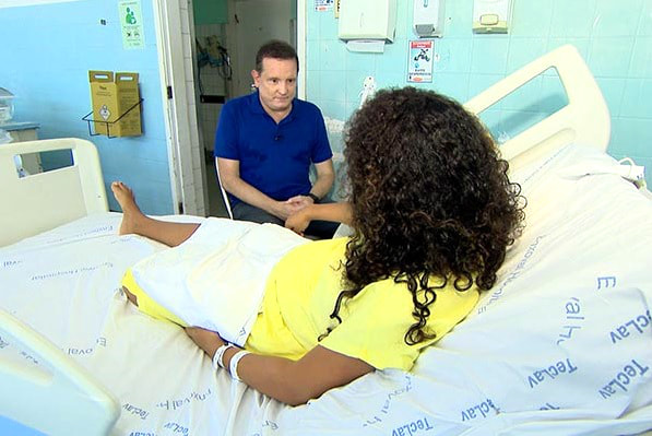 Roberto Cabrini conversa com adolescente grávida que está internada em hospital