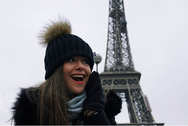 Maisa posta foto na torre Eiffel