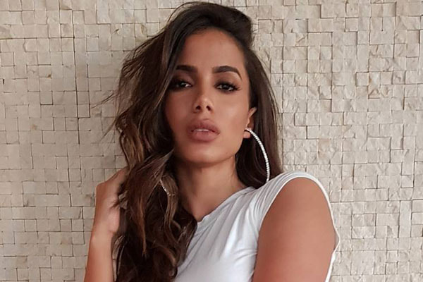 Anitta posa para foto vestindo camiseta branca