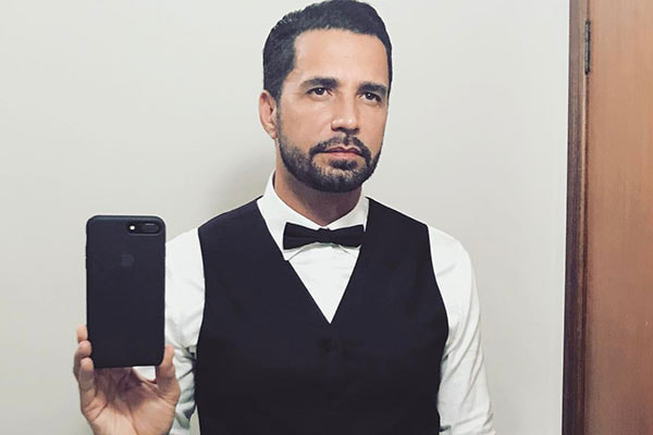 Latino tira foto no espelho