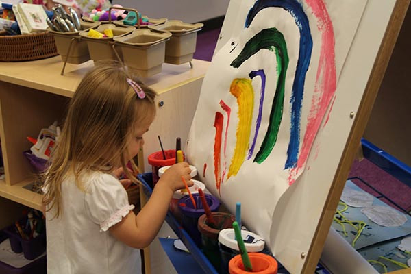 Criança pintando um quadro colorido