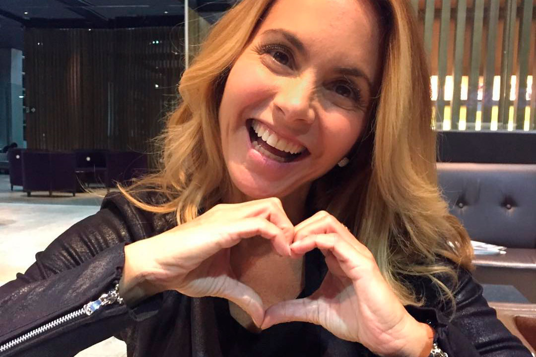 A atriz e cantora mexicana Lucero faz um coração com as mãos.