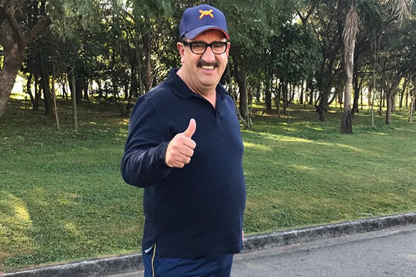 Ratinho faz joinha em foto no parque
