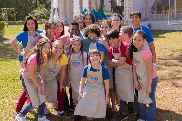 Participantes do Junior Bake Off Brasil com Carol Fiorentino