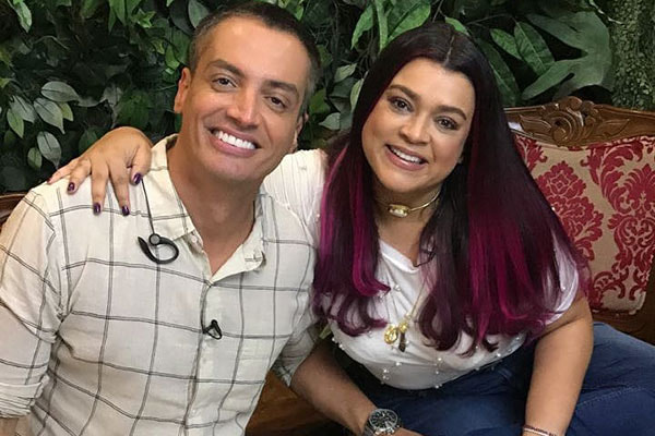 Preta Gil e Leo Dias posam juntos durante entrevista para o site do Fofocalizando