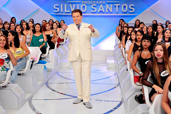 Silvio Santos brinca com a plateia