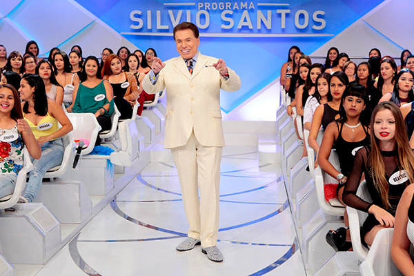 Silvio Santos brinca com a plateia