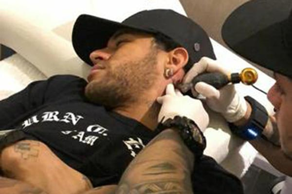 Neymar fazendo tatuagem no pescoço