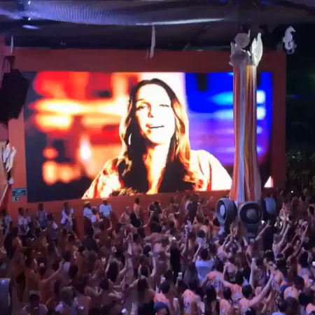 Ivete Sangalo aparece em telão para foliões