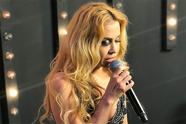 A cantora Joelma segurando um microfone