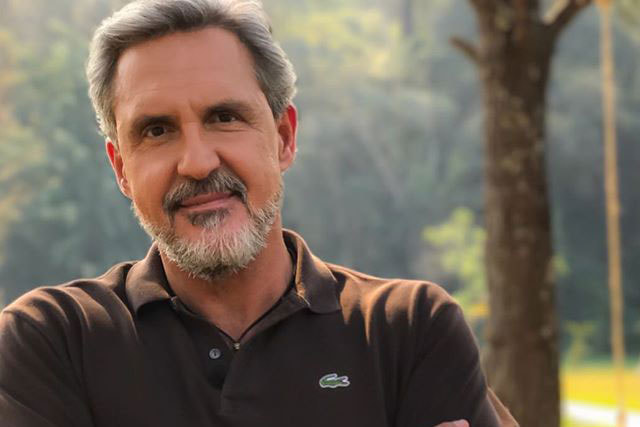 na foto, fabrizio fasano junior aparece sorrindo de braços cruzados