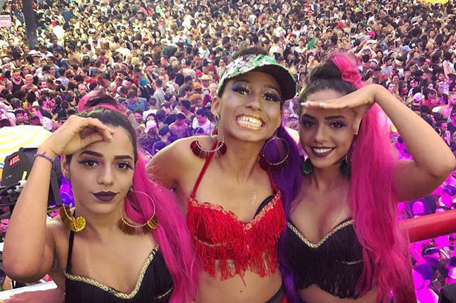 na imagem, mc loma e as gêmeas aparecem curtindo a folia de salvador
