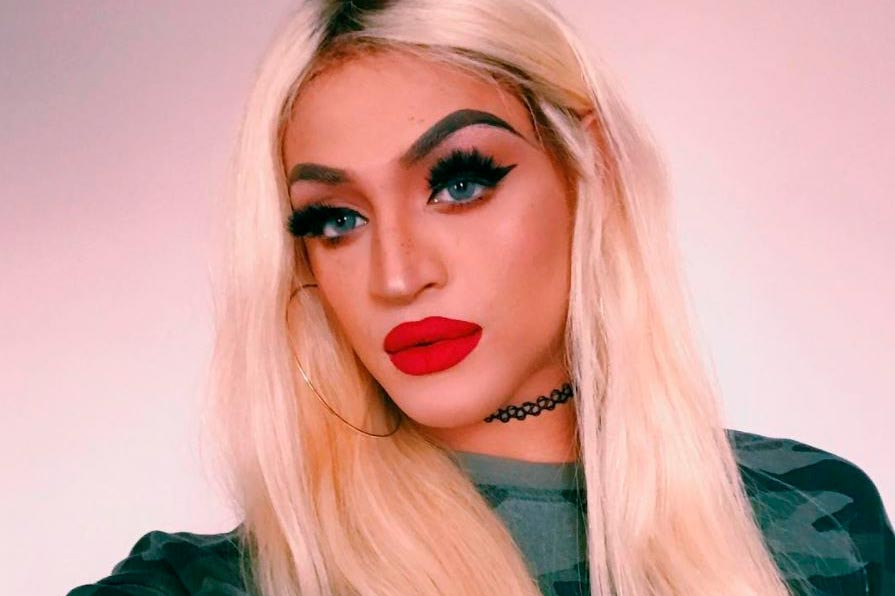 Pabllo Vittar aparece fantasiado de Avatar durante Carnaval de Salvador