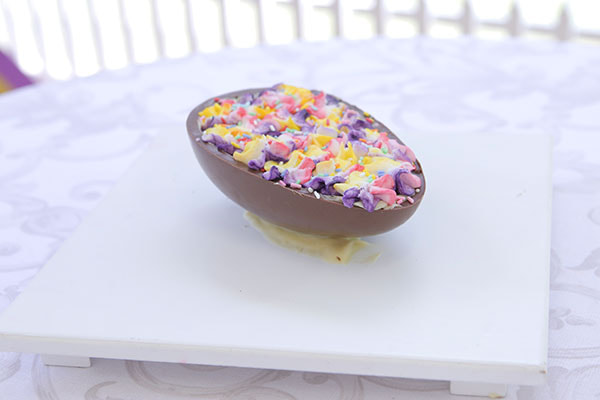 Ovo trufado de brownie e maracujá da Naná