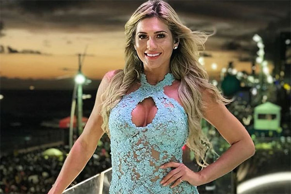 Lívia Andrade sorrindo