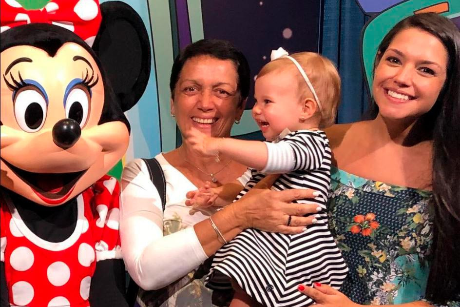 Thais Fersoza aparece ao lado da filha e da mãe com a Minnie 