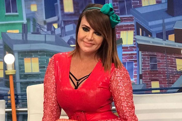 Valentina Francavilla sentada na bancada do programa do ratinho