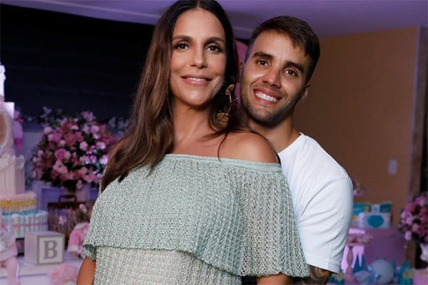 ivete ao lado do marido