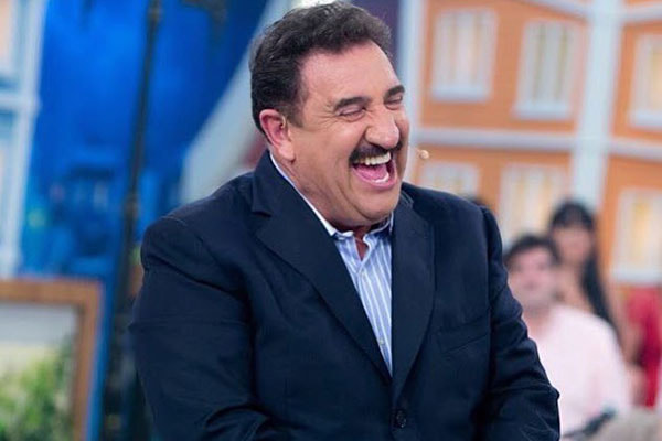 Ratinho dando risada durante o programa