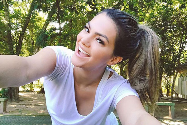 Kelly Kelly faz selfie sorrindo