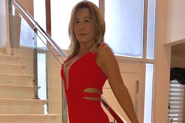 Zilu Camargo em sua mansão com vestido vermelho