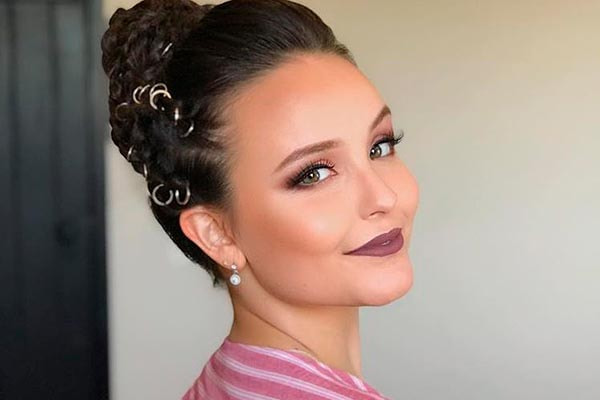 Larissa Manoela aparece maquiada e com penteado em foto 