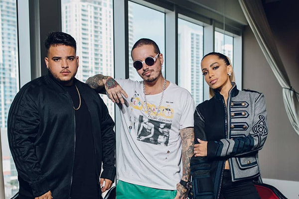 anitta, j balvin e joan arvani posam para foto 