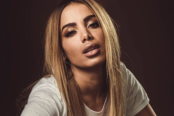 anitta sorrindo