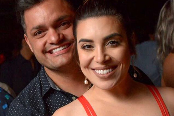 Com vestido vermelho, Naiara Azevedo posta foto na frente do marido