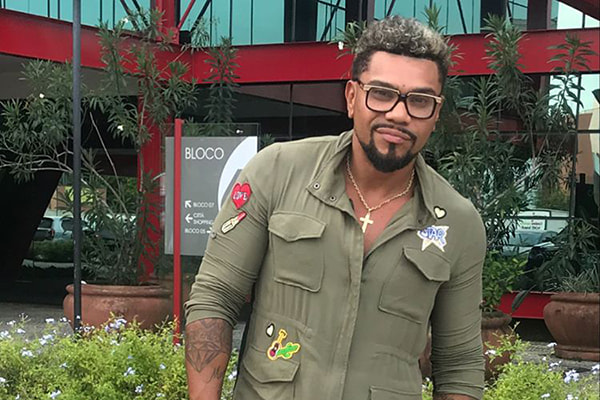 naldo posa em frente a shopping