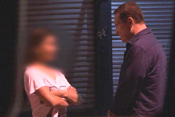 Roberto Cabrini conversa com menor que se prostitui
