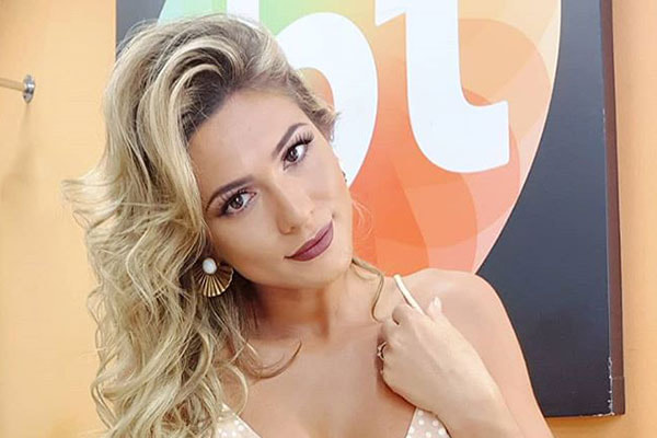 Lívia Andrade no camarim do SBT
