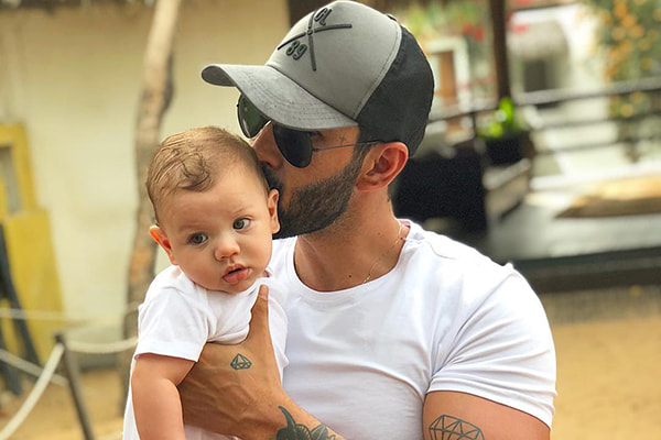 Gusttavo Lima segurando o filho Gabriel Lima no colo