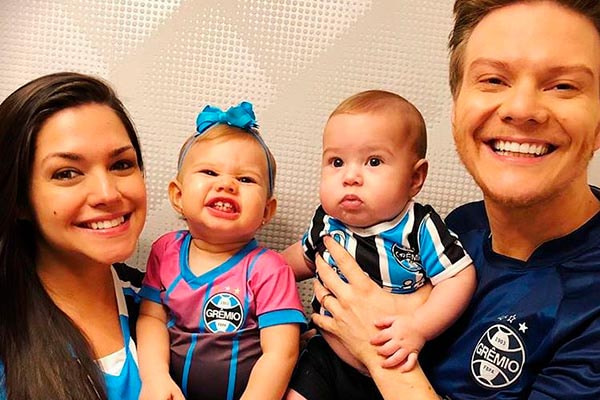 Thais, Michel, Melinda e Teodoro posam para foto com uniforme do Grêmio