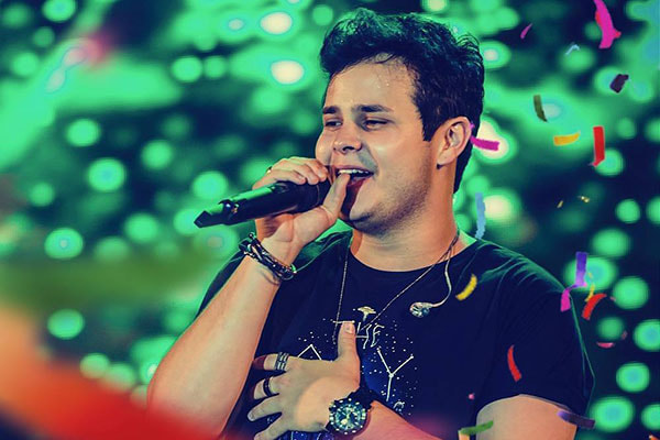 Matheus, da dupla com Kauan, cantando durante show