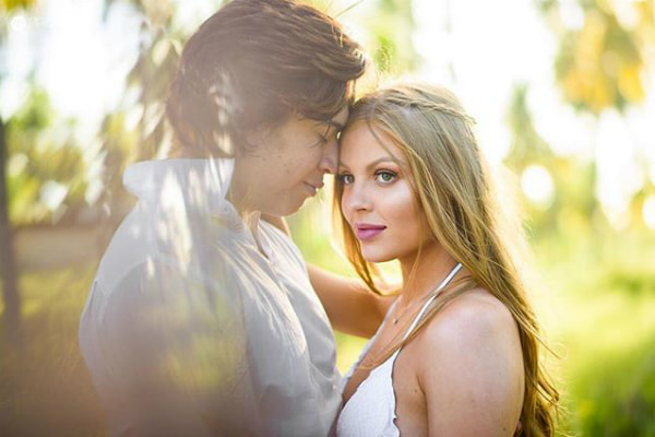 Whindersson Nunes e Luísa Sonza se abraçam em foto romântica postada horas antes do casamento