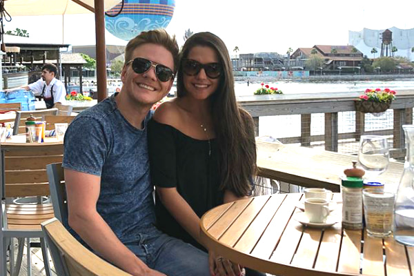 Michel Teló e Thais Fersoza posam para foto romântica em Orlando