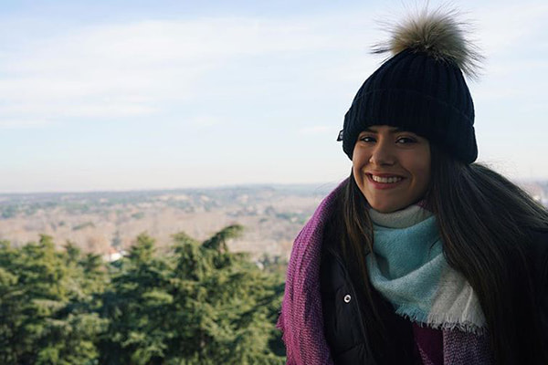 maisa sorrindo com touca de frio e cachecol na espanha