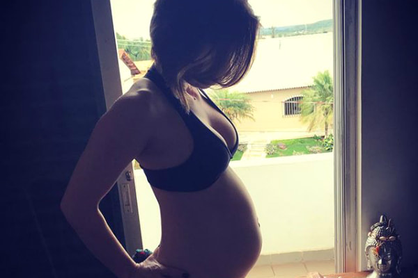 Com top preto e cabelo curtíssimo, Neila Medeiros mostra barriga de grávida