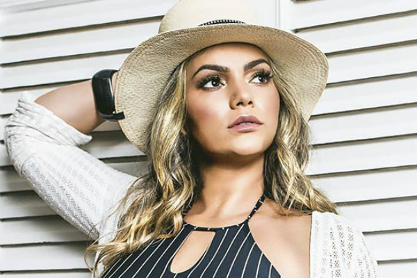 De chapéu e maiô, Kelly Key posa sensual