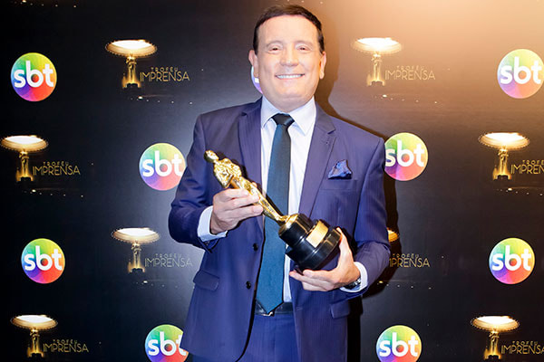 Roberto Carbrini segurando o Troféu Imprensa