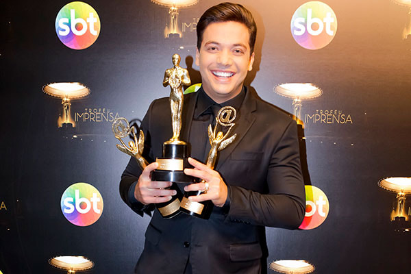 Wesley Safadão segurando seus troféus no Troféu Imprensa 2018